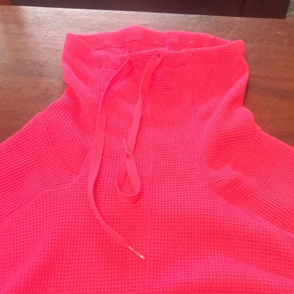 Under Armour ladies sweatshirt size Med . Used but like new - Picture 3 of 6